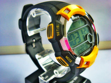 Der Quarz-Digitaluhr der runden sportlichen Männer mit 24 Weltzeit-Zone
