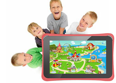 Pädagogisches Kind des Viererkabelkernes, das Tablette lernt