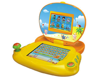 Reizendes gelbes Baby, das Tablette für Früherziehung, Kinder lernen Laptop lernt
